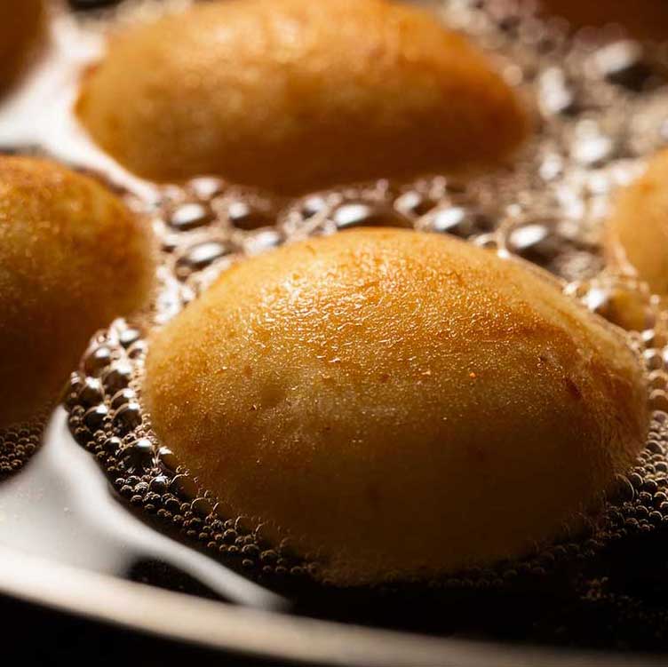 E-Book cover titled "Samoan Delights" by The Koko Samoa featuring traditional Samoan recipes and cuisine illustrations.